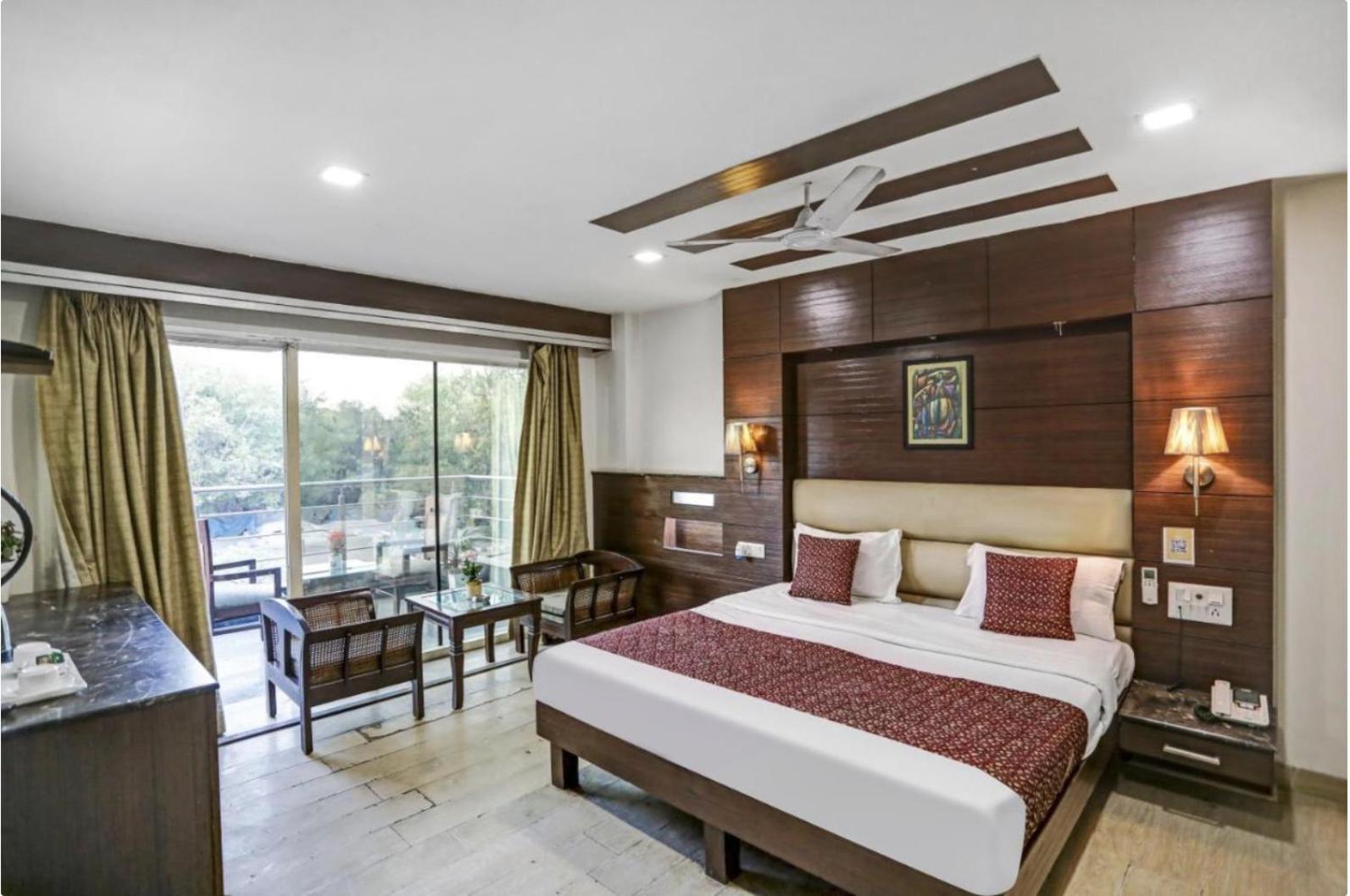 Hotel Fabstays - South Delhi Hotel