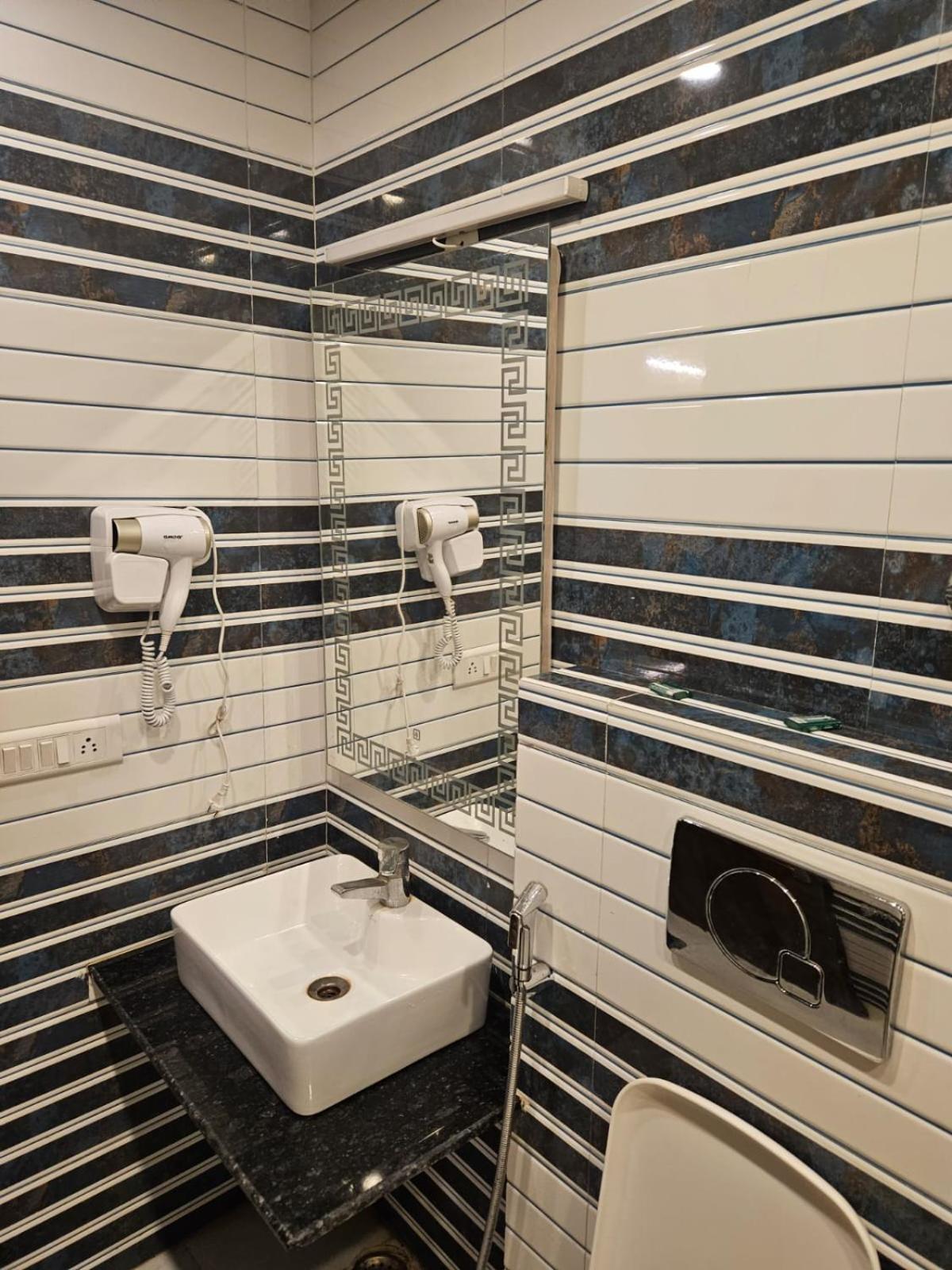 Hotel O Delhi, Near Metro Station Karol Bagh Nova Deli