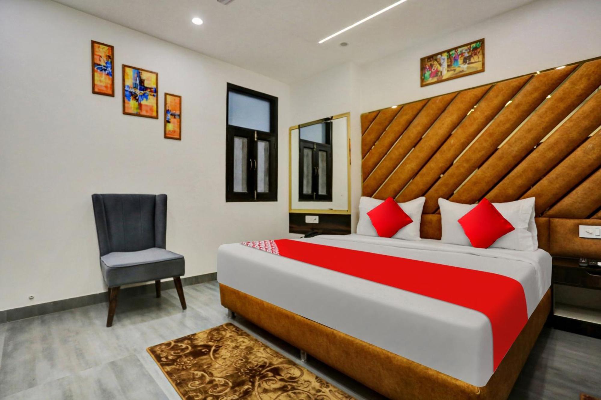 Hotel Collection O D Crown New Delhi