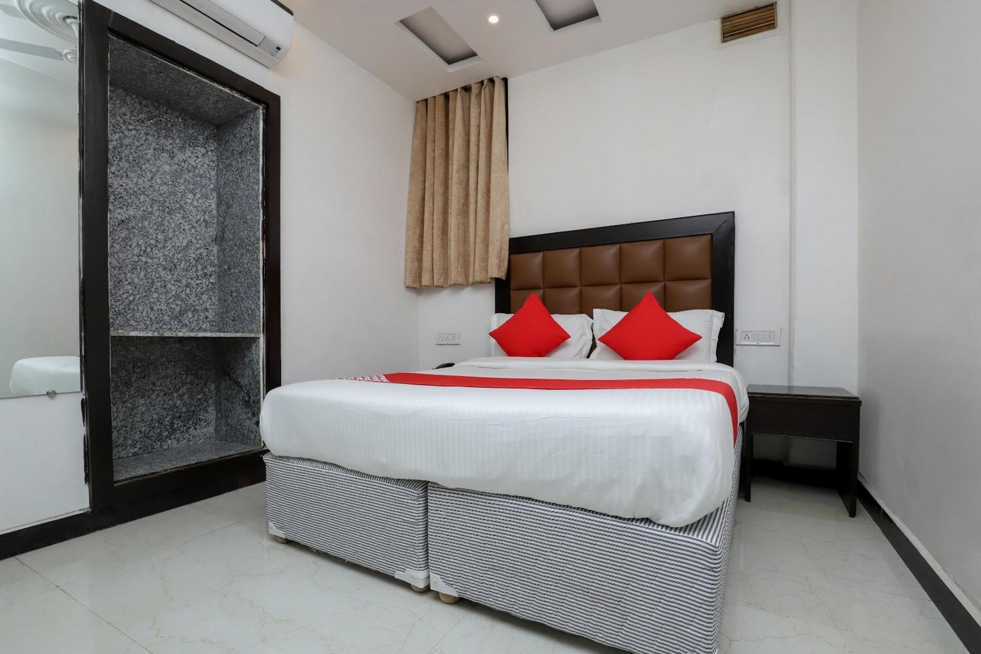 Oyo Flagship Delhi Empire 3*