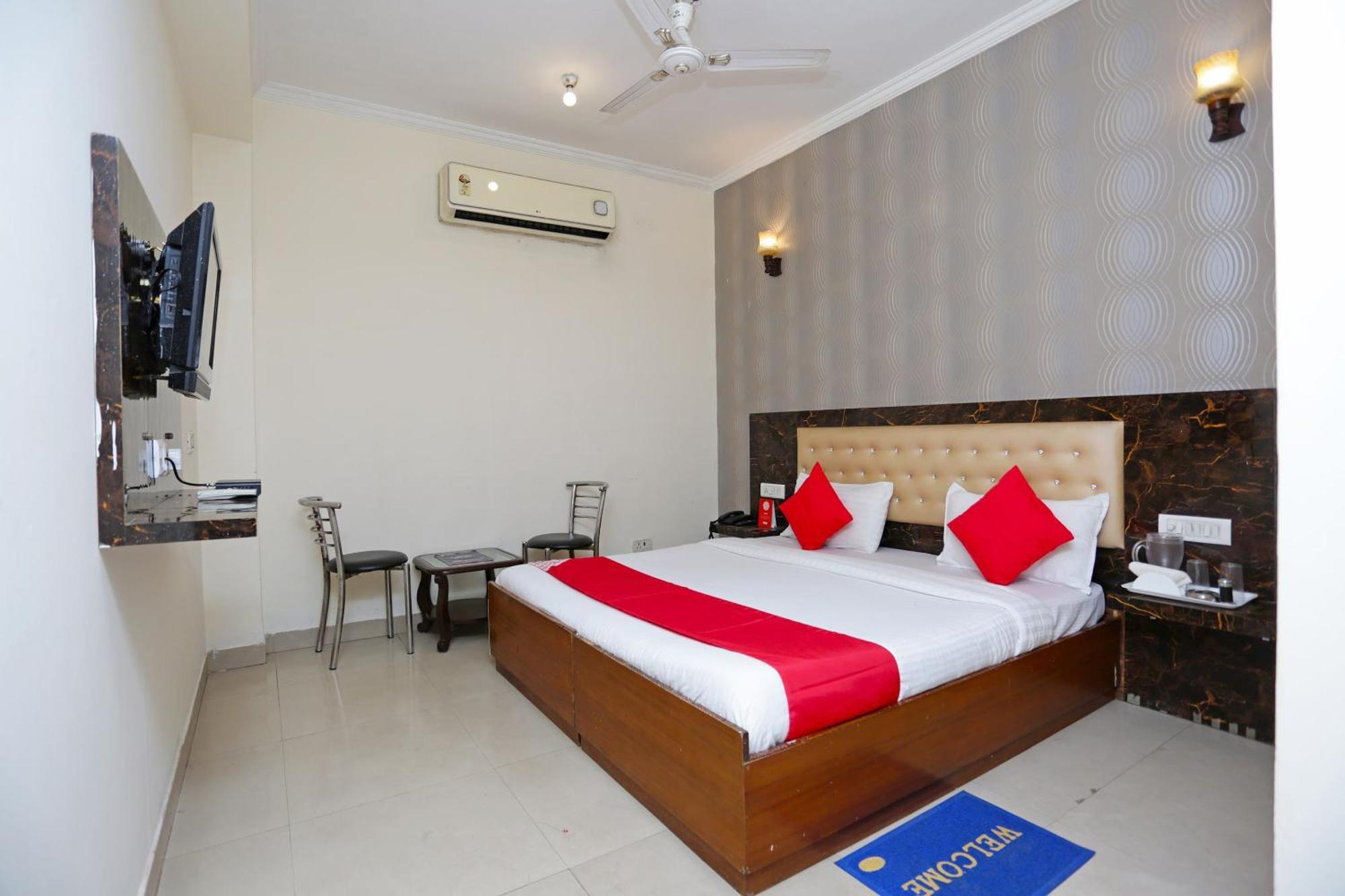 Oyo Flagship Aamantran Hotel 3*