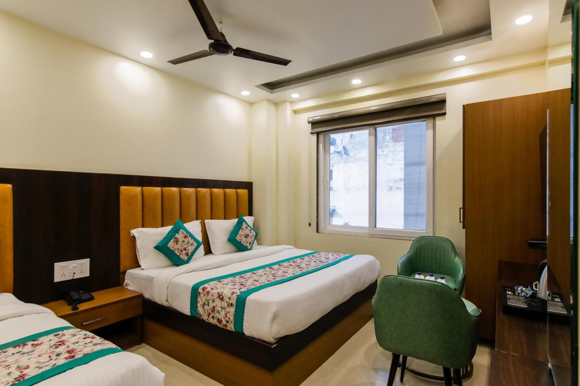 Hotel Royal Rosette With Free Wi-fi Near Railway Station