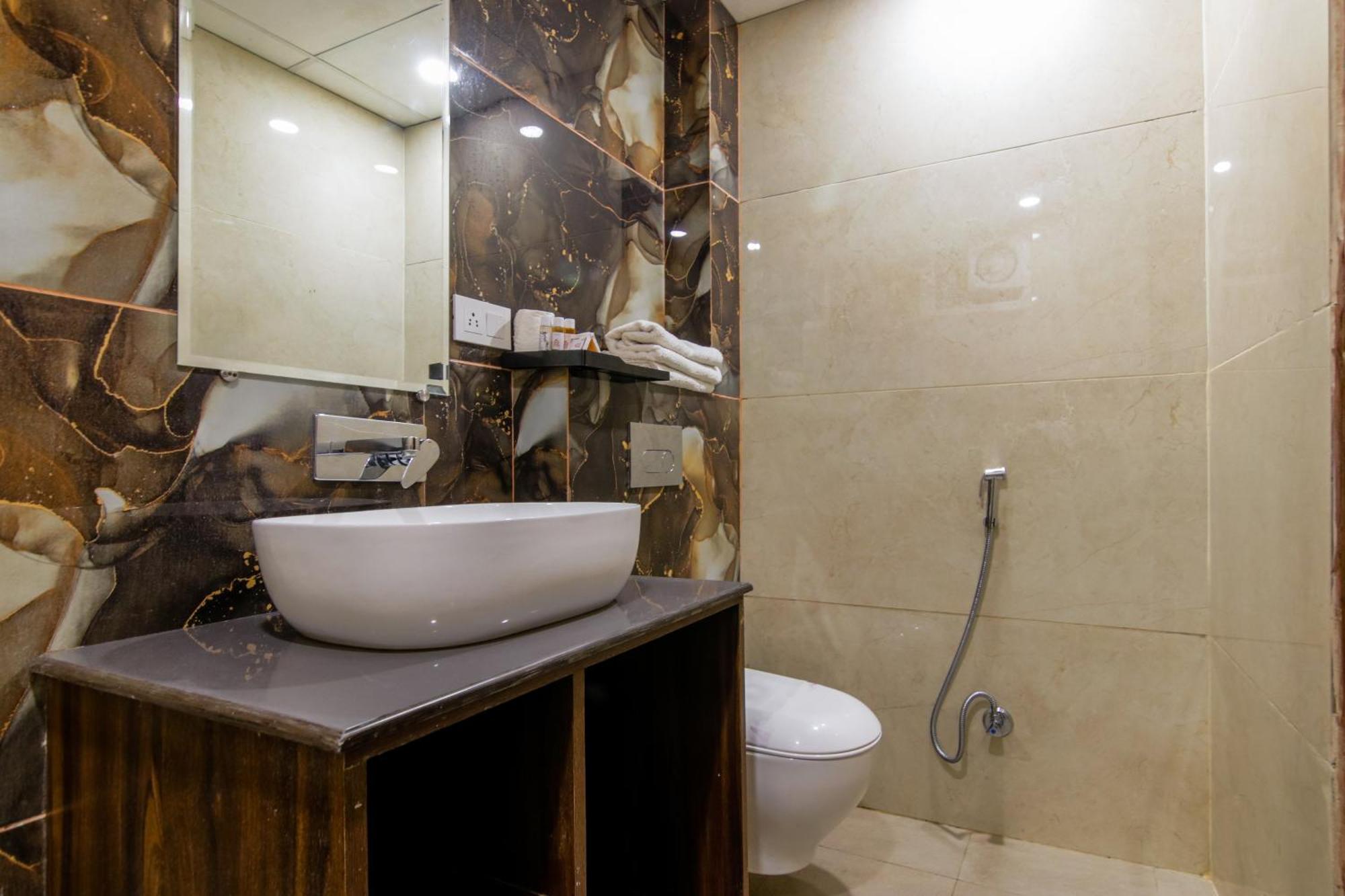 Royal Rosette With Free Wi-fi Near Railway Station Hotel 4*