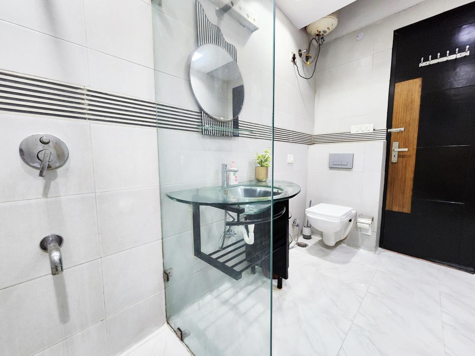 Spacious 2bhk With Big Bedrooms And Kitchen 7 Apartment