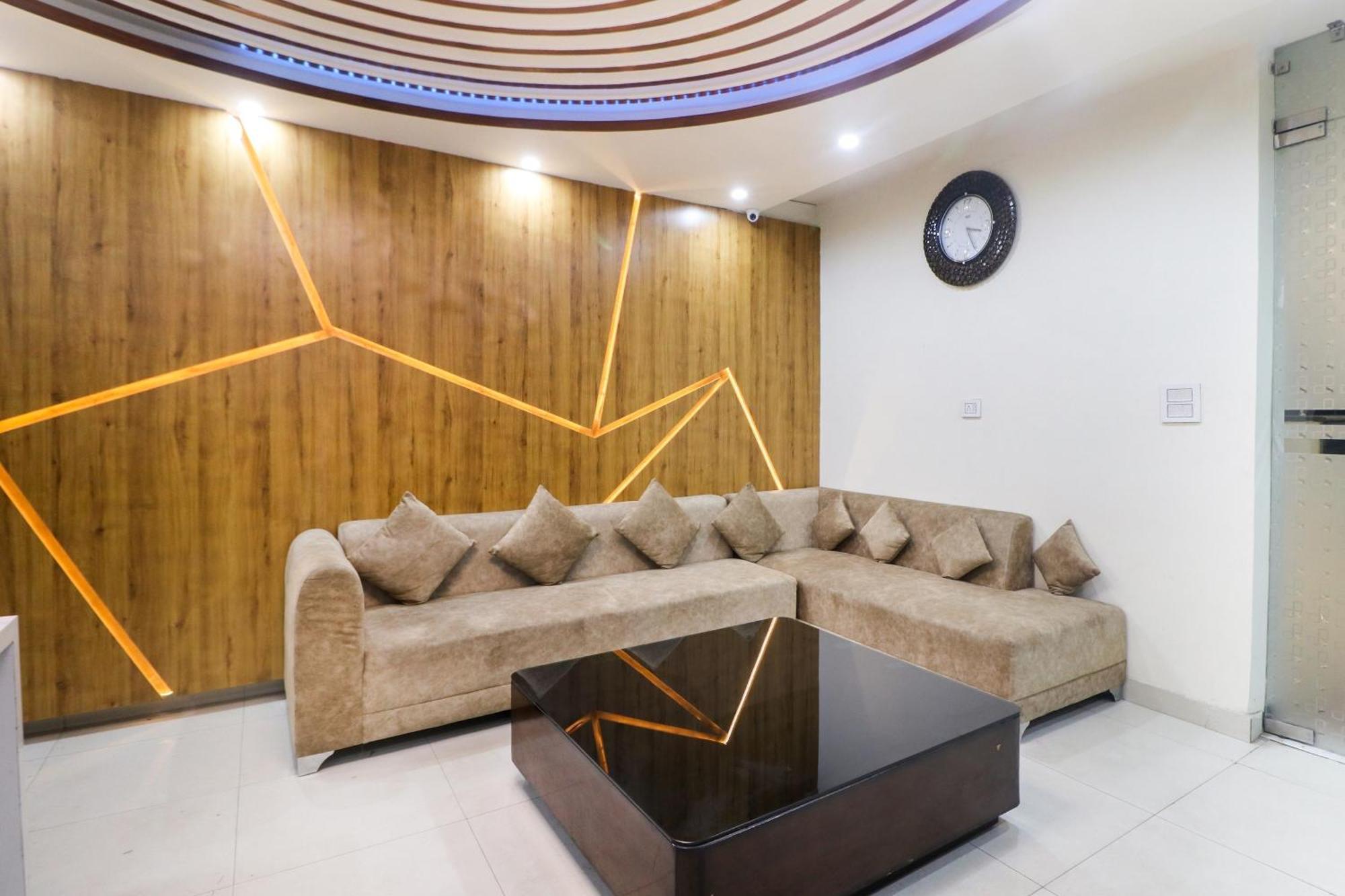 Oyo Flagship Paradise Near Jahangirpuri Metro Station New Delhi