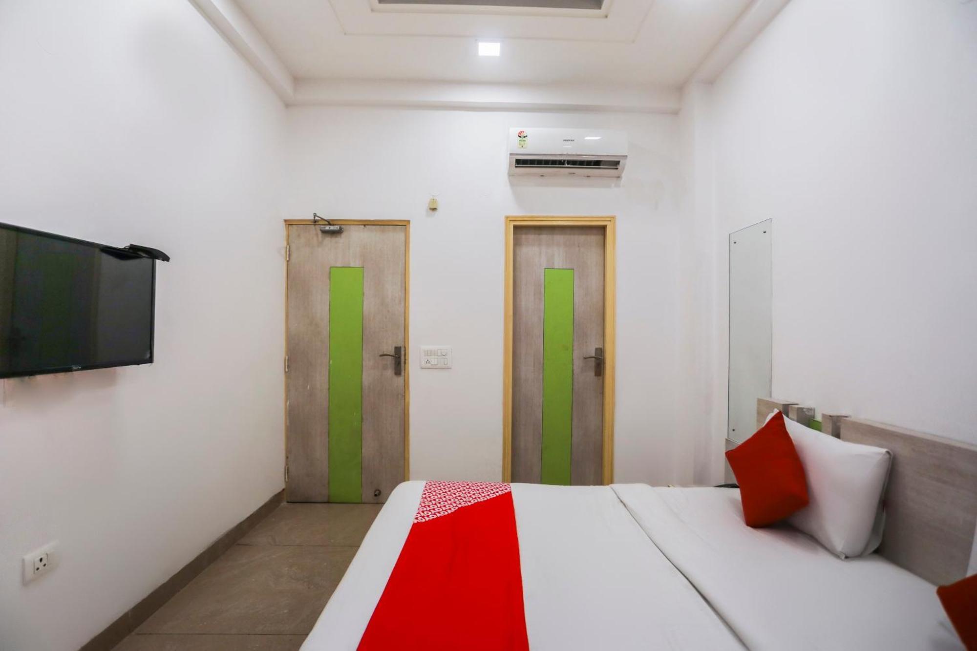 Hotel O Cladis Near Mall Of India Kalkaji Devi