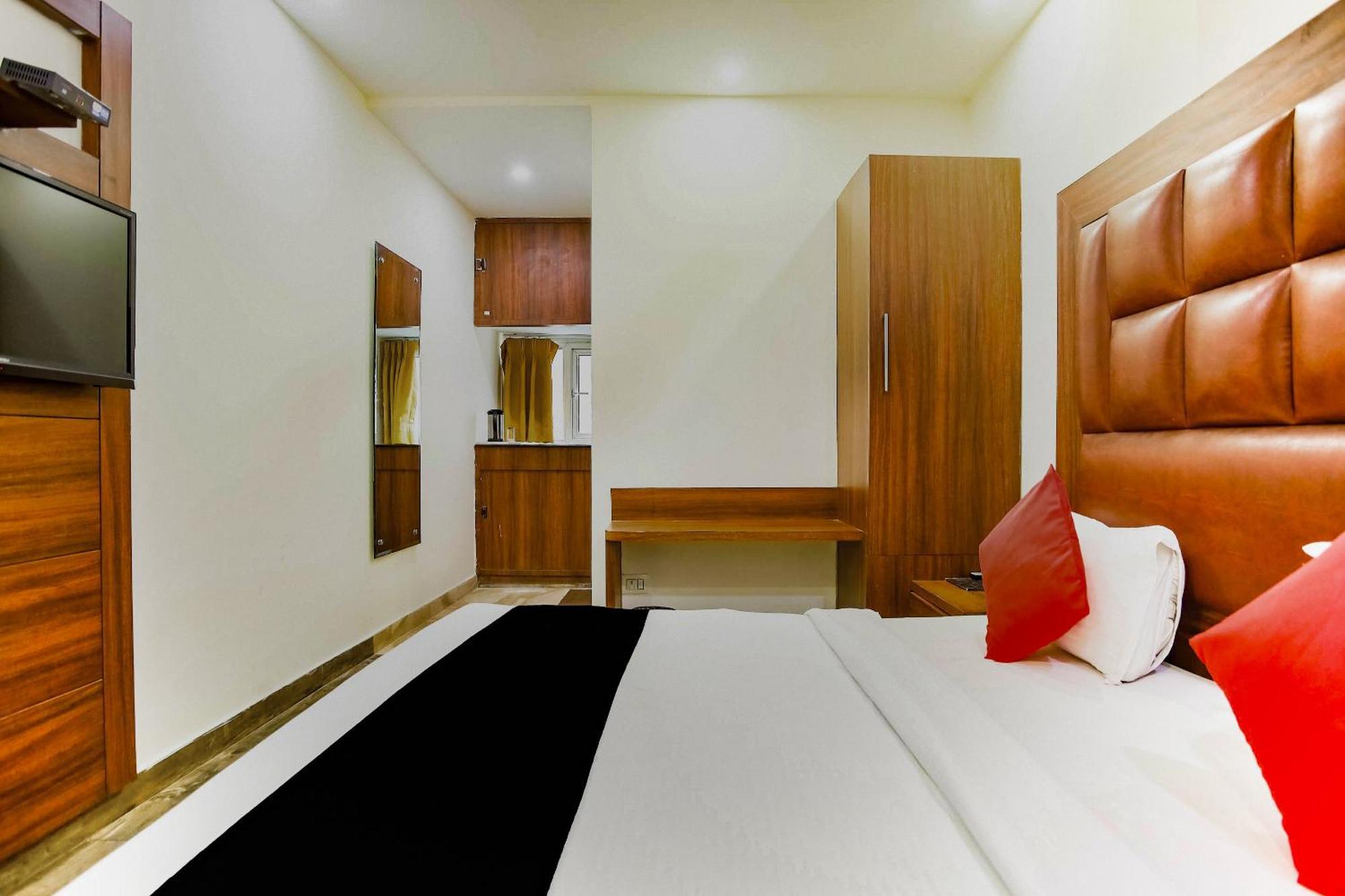 Collection O The Kailash Dev 3* New Delhi