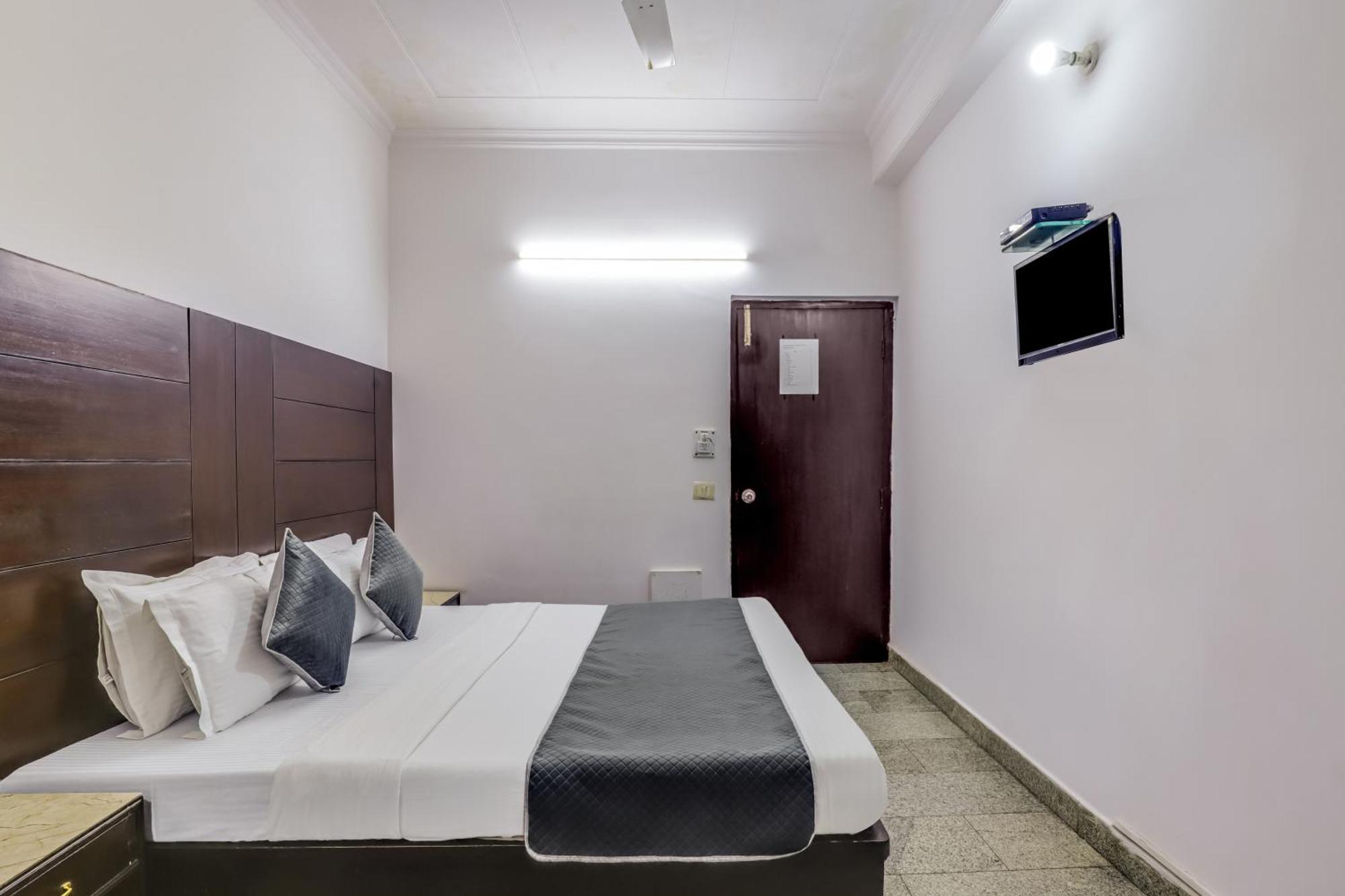 Sarthak Palace Near Karol Bagh Metro Station New Hotel 3*