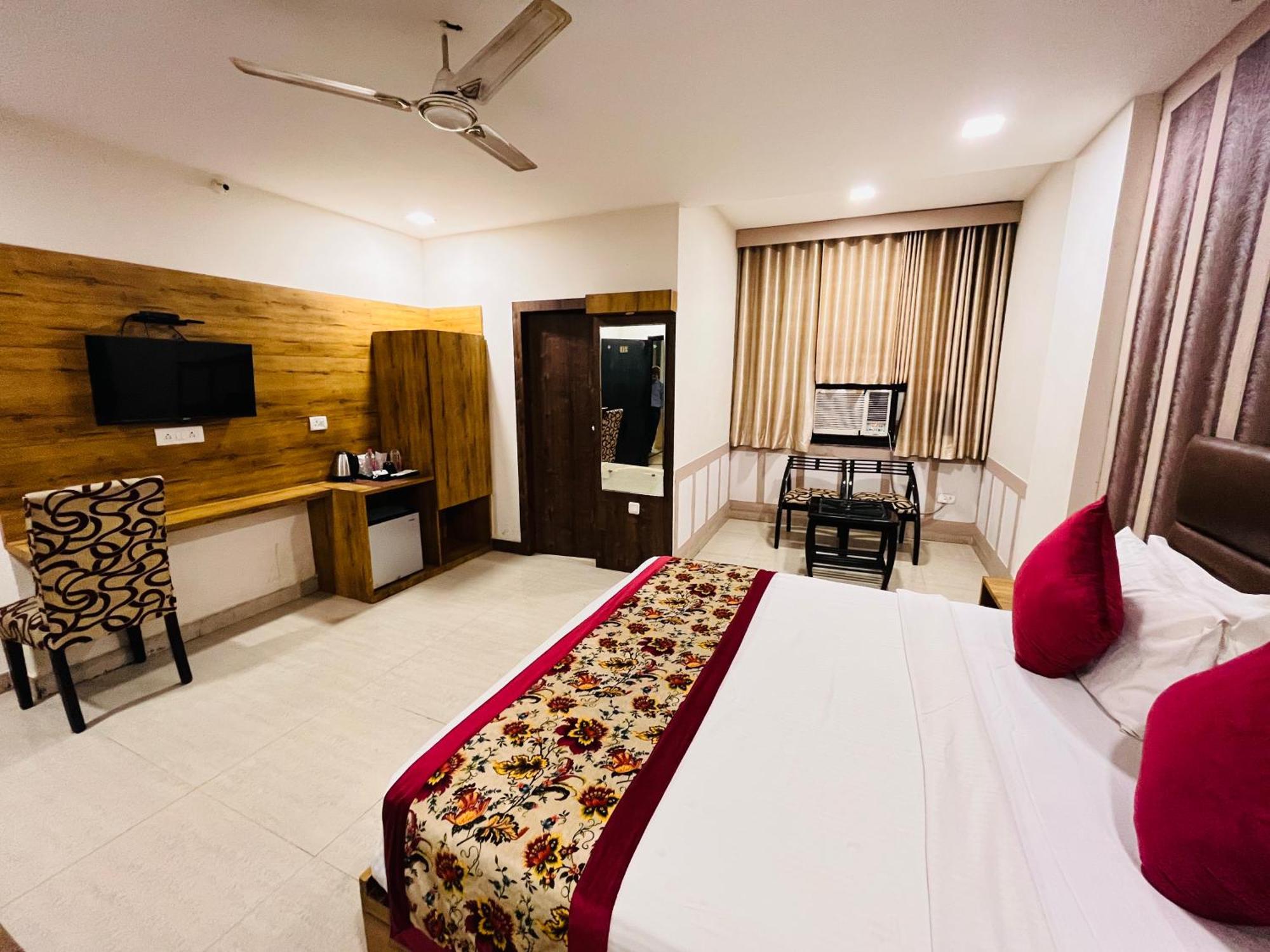 Hotel Ashoka Karol Bagh Delhi 3*