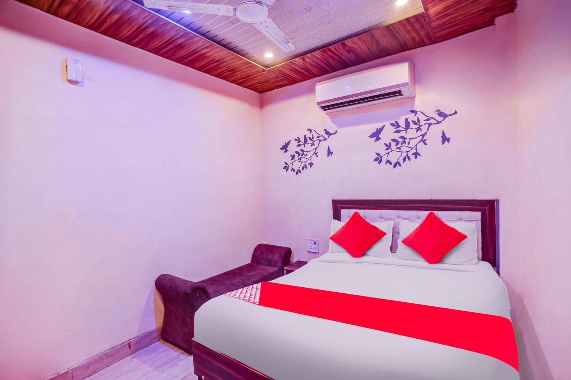 O Flgship International Paradis Near Fg Moters Usmaanpur 3rd Pusta Hotel