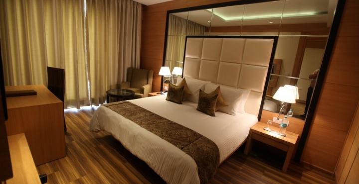 Grand Notting Hills And 4* New Delhi