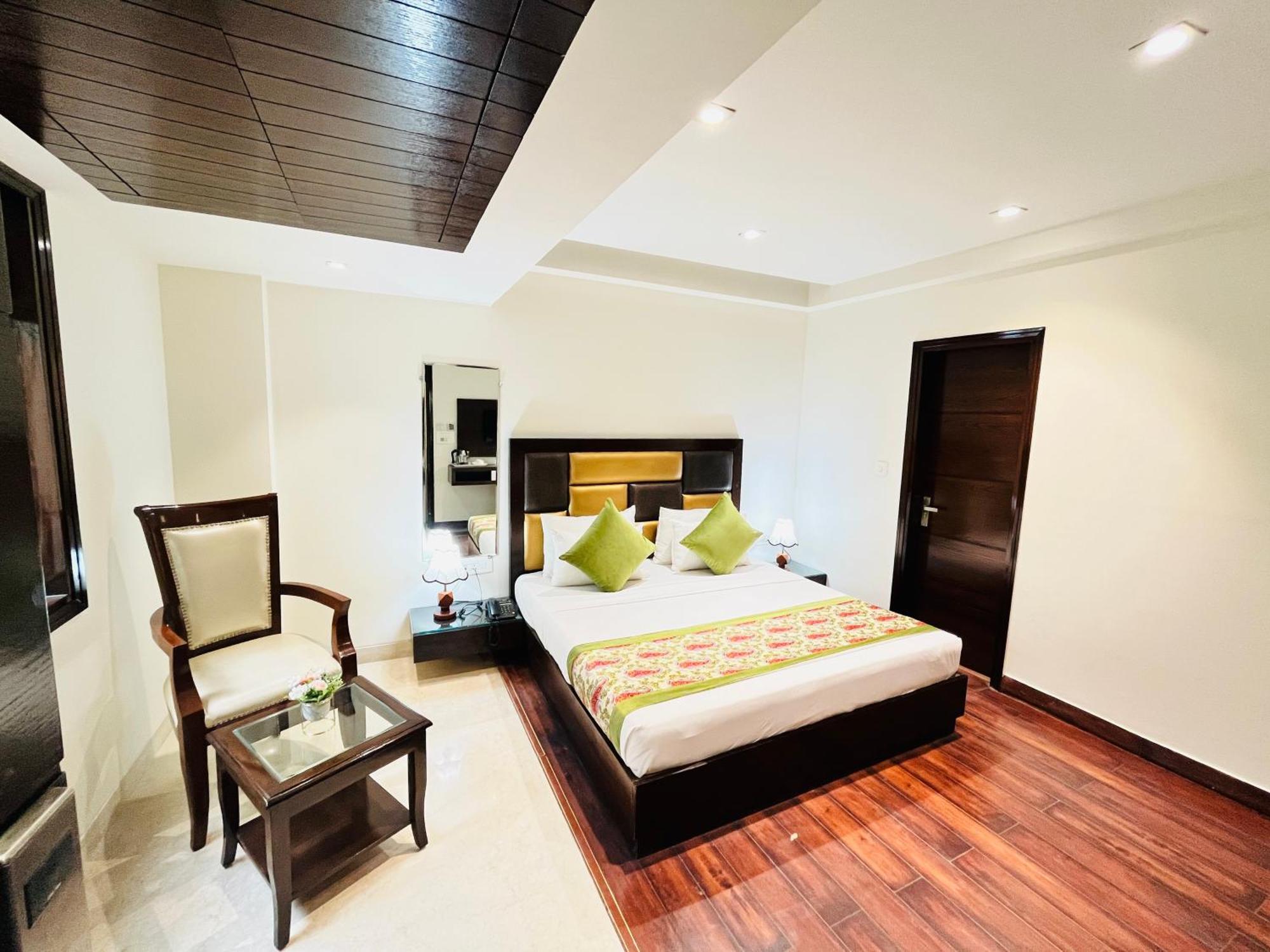 Aura Ip Grand Karkardooma Metro Station Couple Friendly Hotel New Delhi