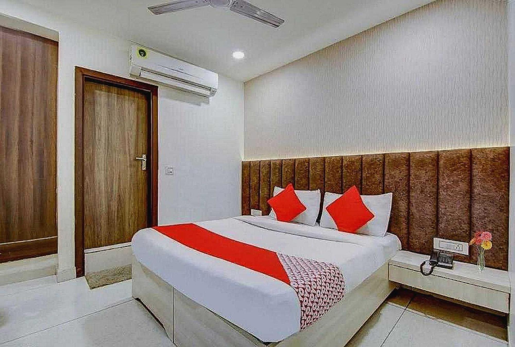 Hotel O Metro Near Gurudwara Shri Bangla Sahib 3*