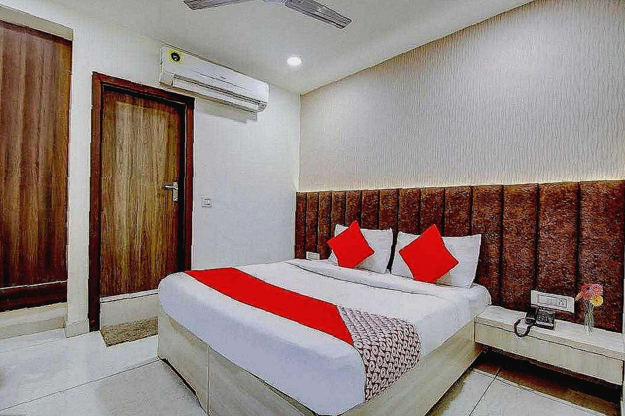 Hotel O Metro Near Gurudwara Shri Bangla Sahib Nova Deli