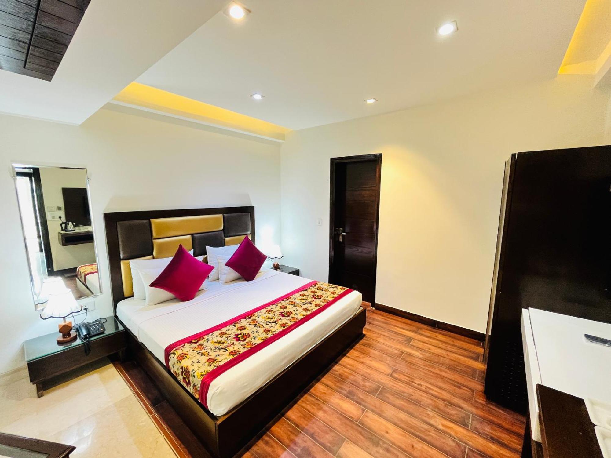 Aura Ip Grand Karkardooma Metro Station Couple Friendly 3*