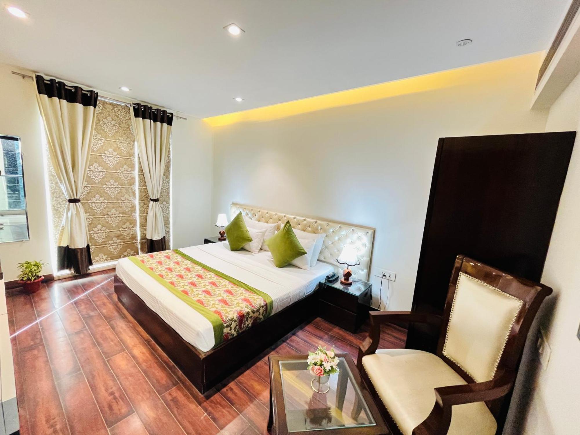 Aura Ip Grand Karkardooma Metro Station Couple Friendly 3*