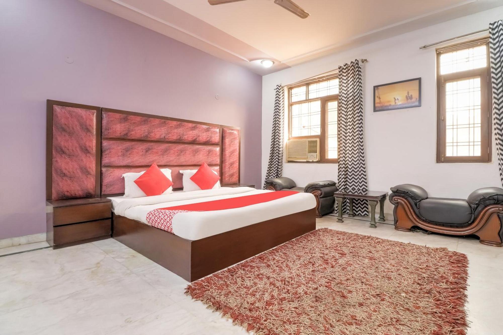 O Near Nizanuddin Hotel New Delhi
