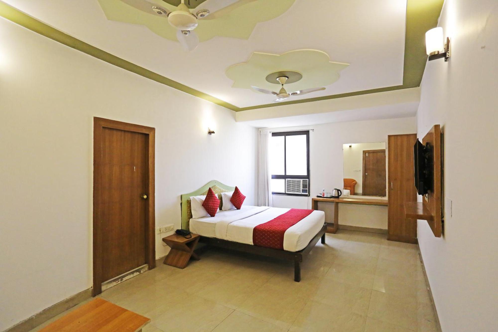 Ambrosia - Near Delhi Airport Hotel 3*