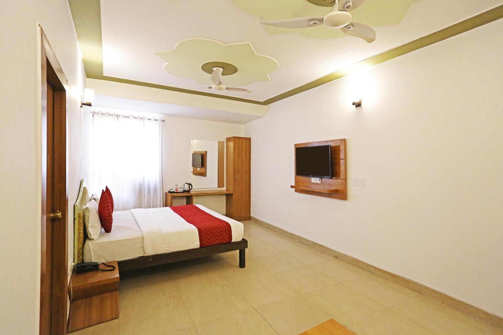 Ambrosia - Near Delhi Airport Hotel 3*