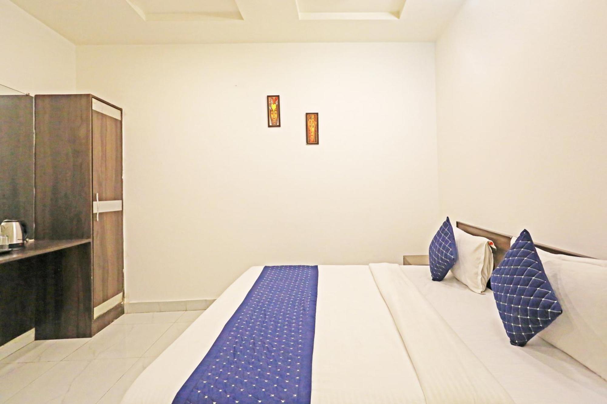Ambrosia - Near Delhi Airport Hotel 3*