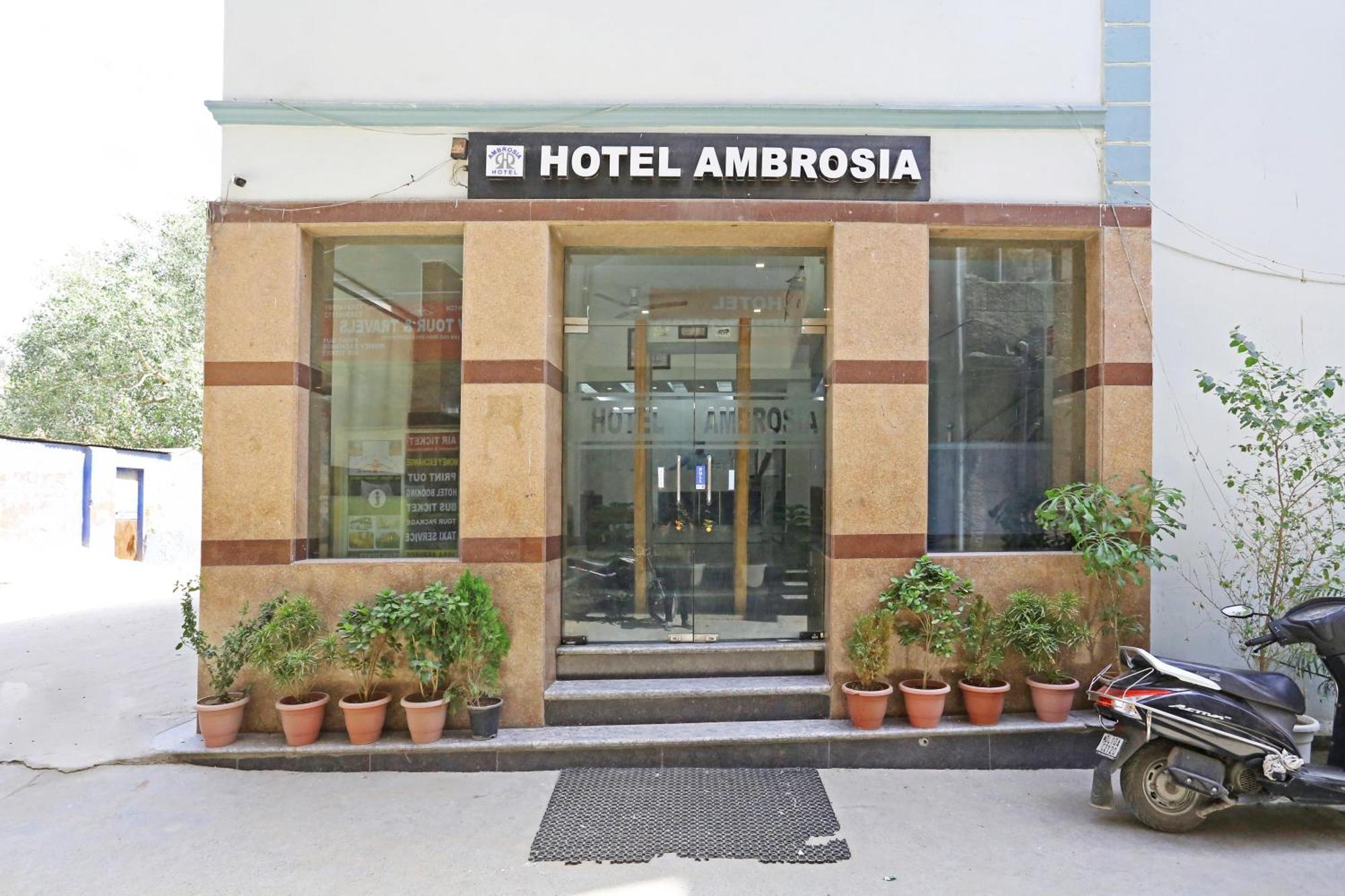 Hotel Ambrosia - Near Delhi Airport 3*