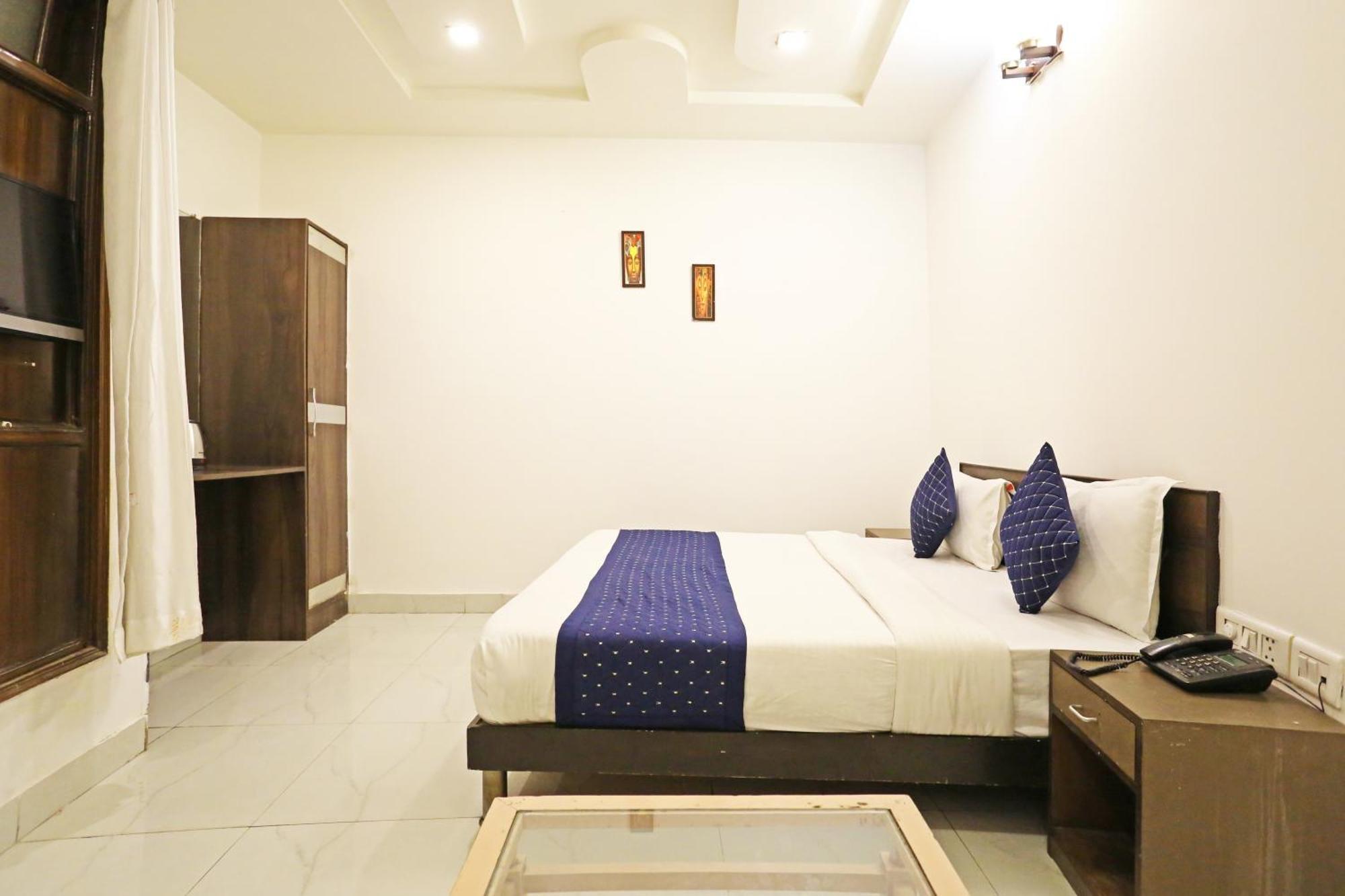 Ambrosia - Near Delhi Airport Hotel 3*