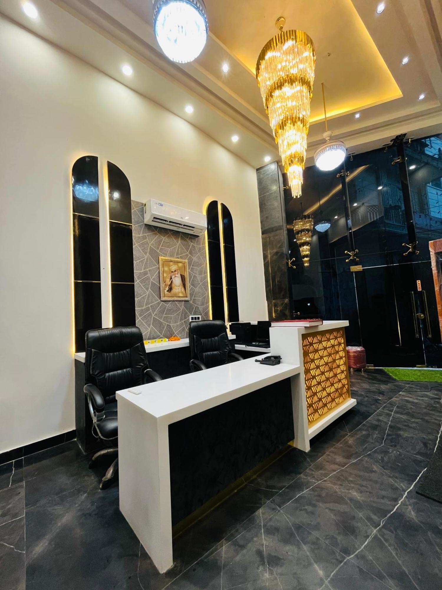Hotel Red Stone - Near Railway Station - Paharganj New Delhi