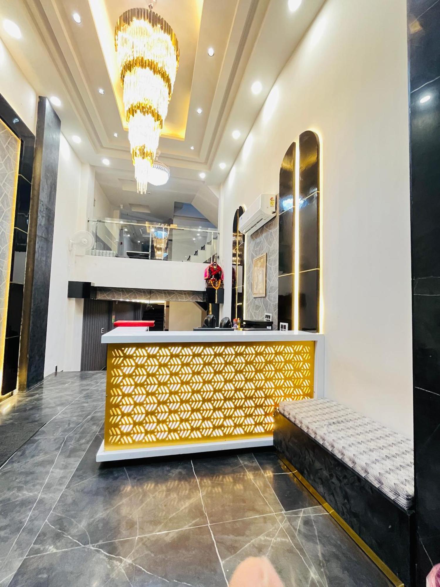 Red Stone - Near Railway Station - Paharganj Hotel New Delhi