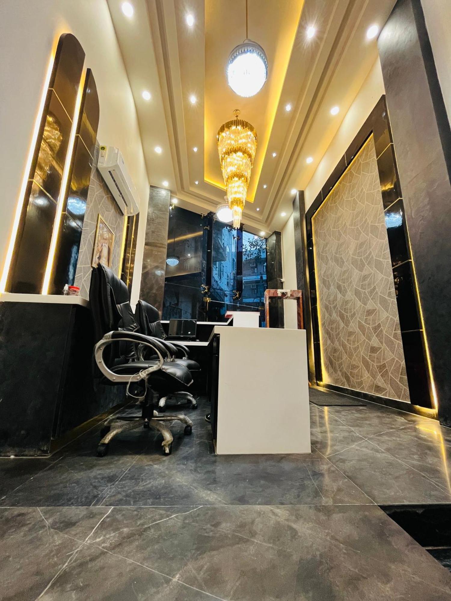 Red Stone - Near Railway Station - Paharganj Hotel