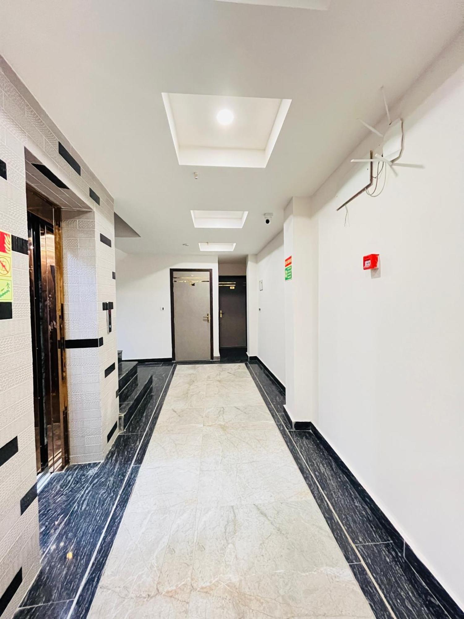 Red Stone - Near Railway Station - Paharganj Hotel