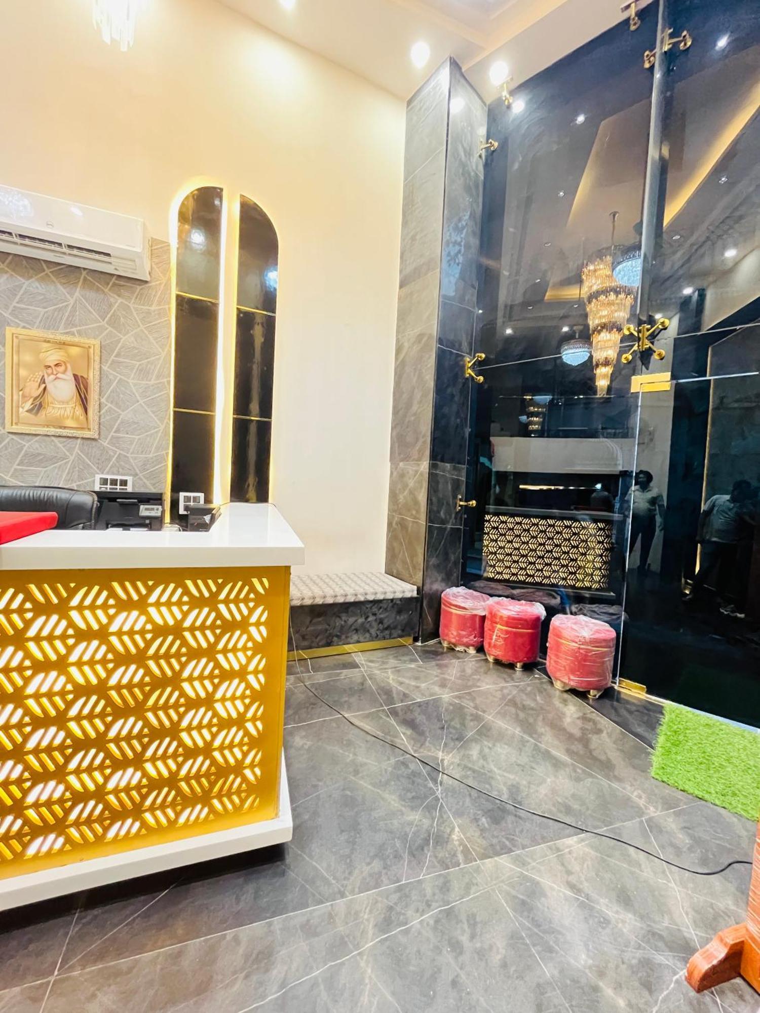 Hotel Red Stone - Near Railway Station - Paharganj