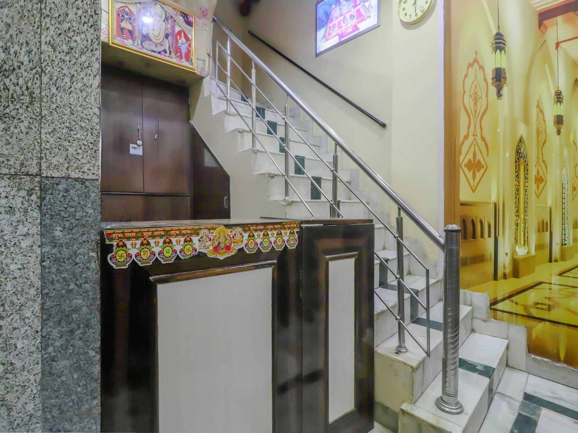 Oyo Flagship 81569 The Red Rose Hotel