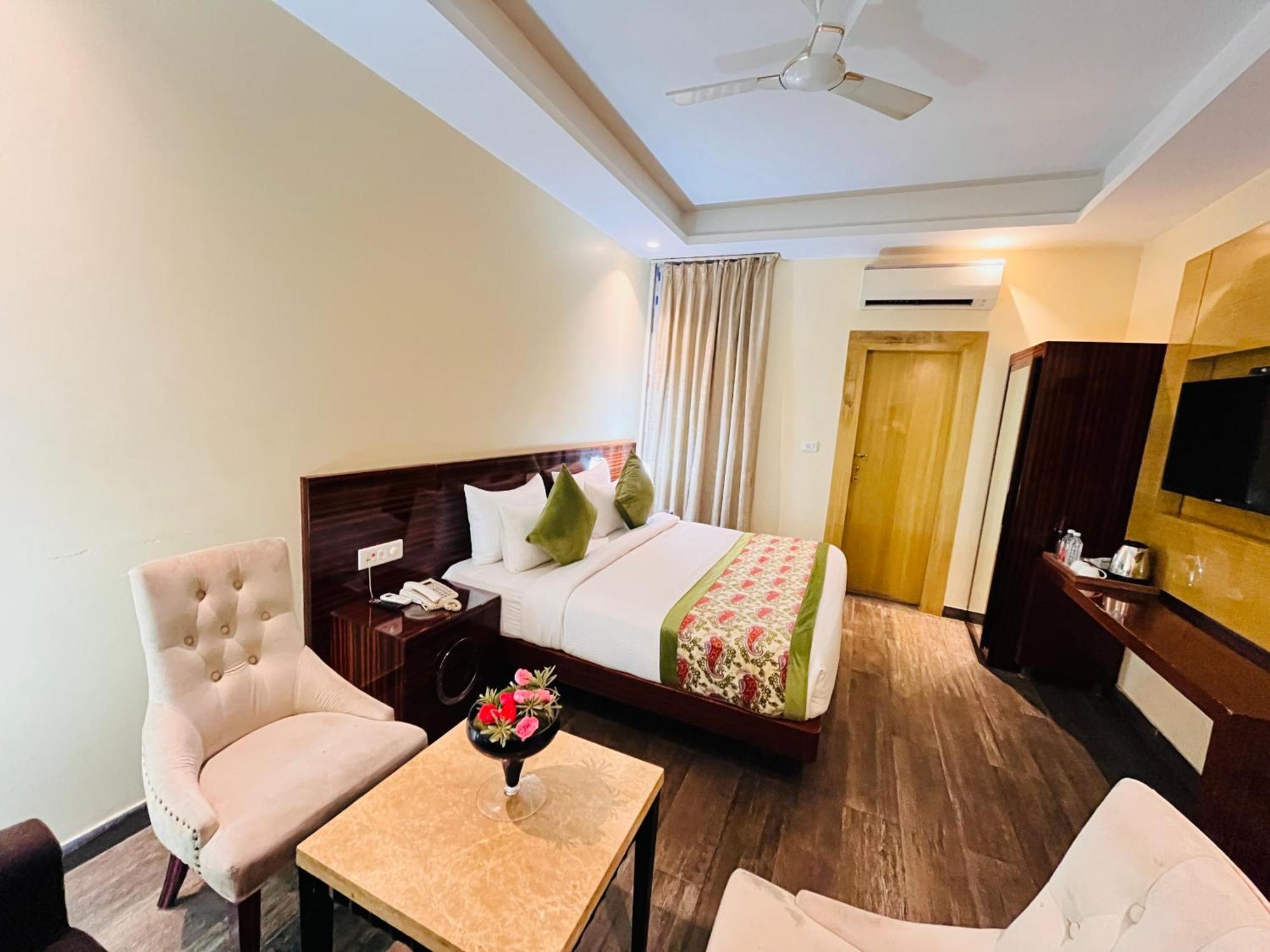 Hotel Banz Near Delhi Airport 4*