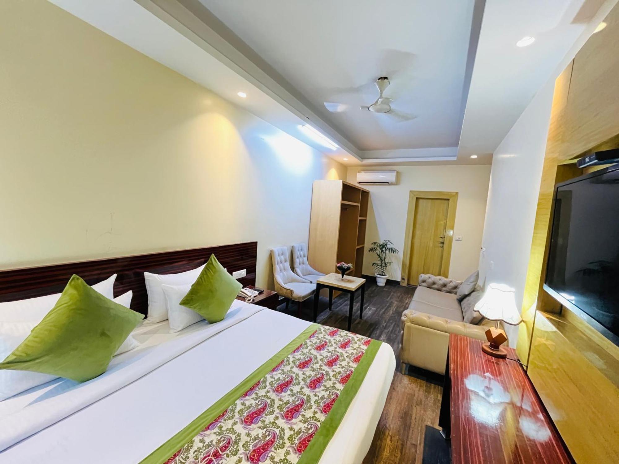 Banz Near Delhi Airport 4*