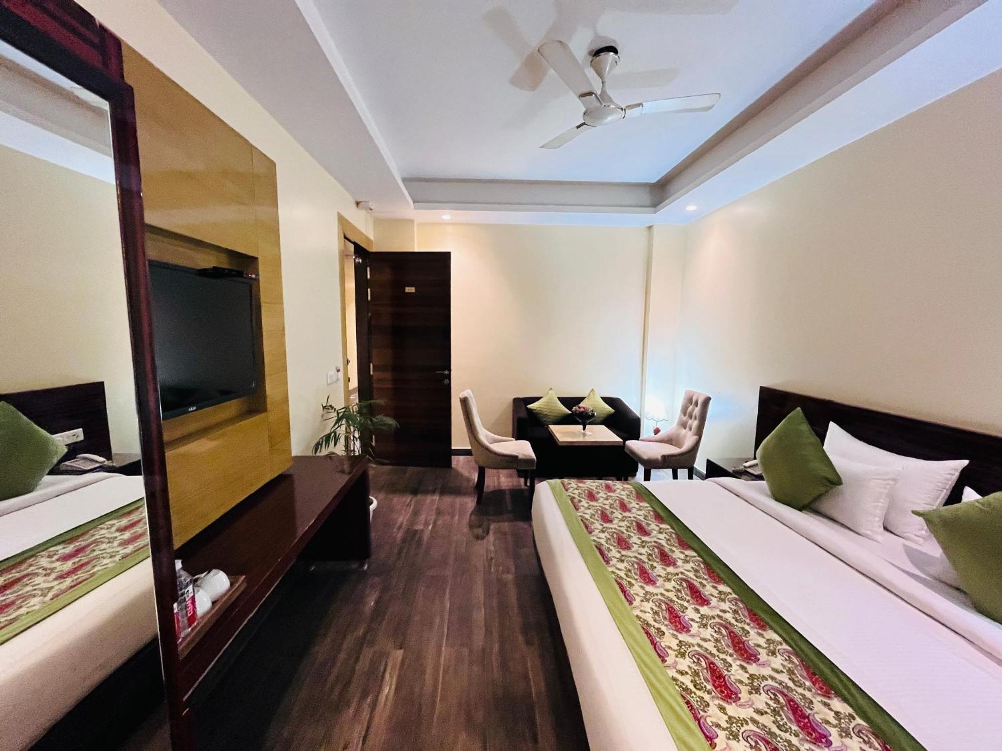Hotel Banz Near Delhi Airport 4*