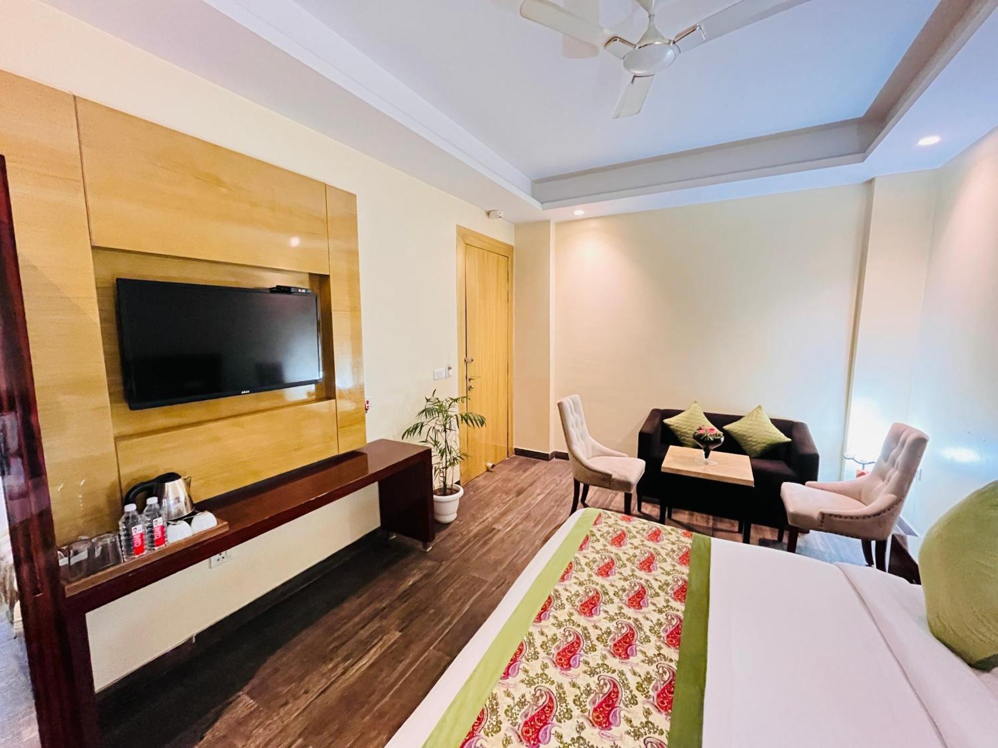 Banz Near Delhi Airport Hotel 4*