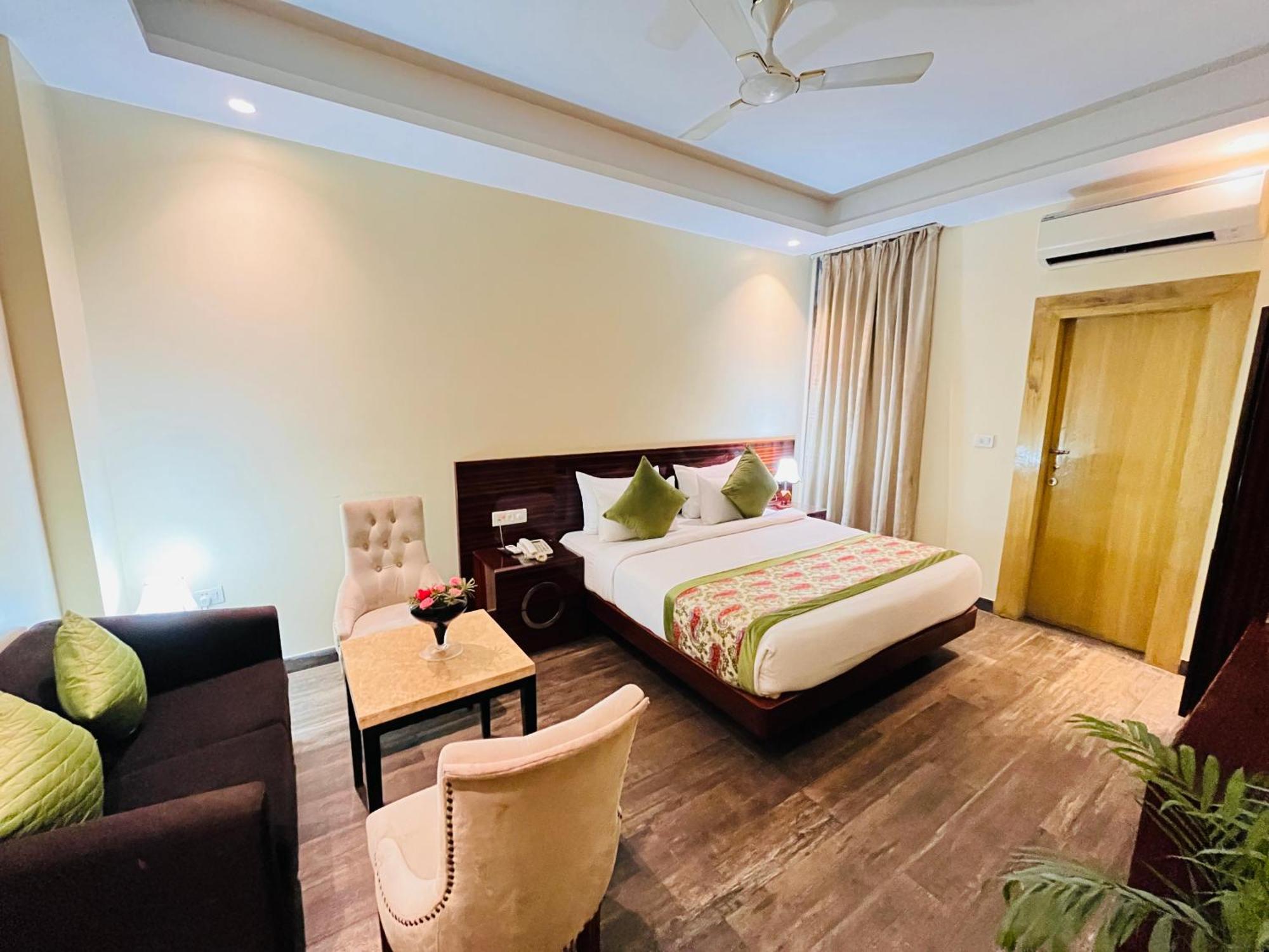 Banz Near Delhi Airport Hotel 4*