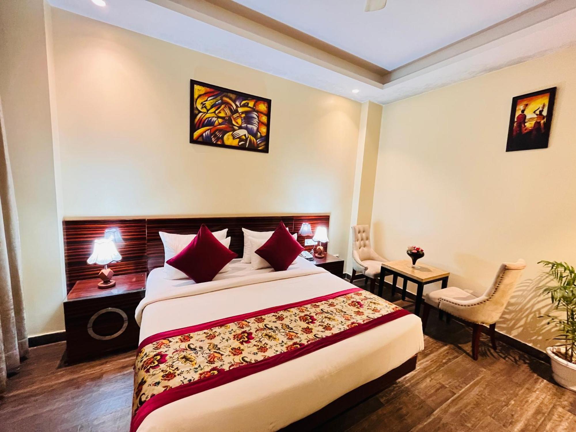Banz Near Delhi Airport Hotel 4*
