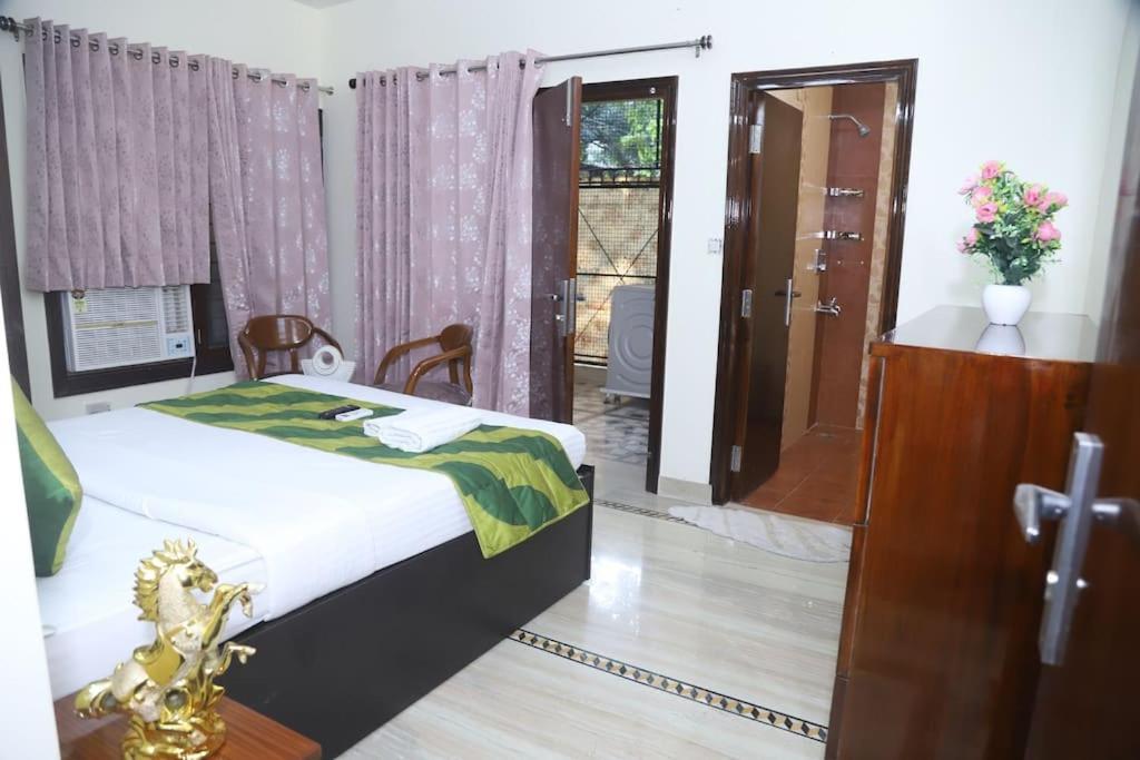 Apartment Divine India Service 3bhk,b57 Sarita Vihar,apollo New Delhi