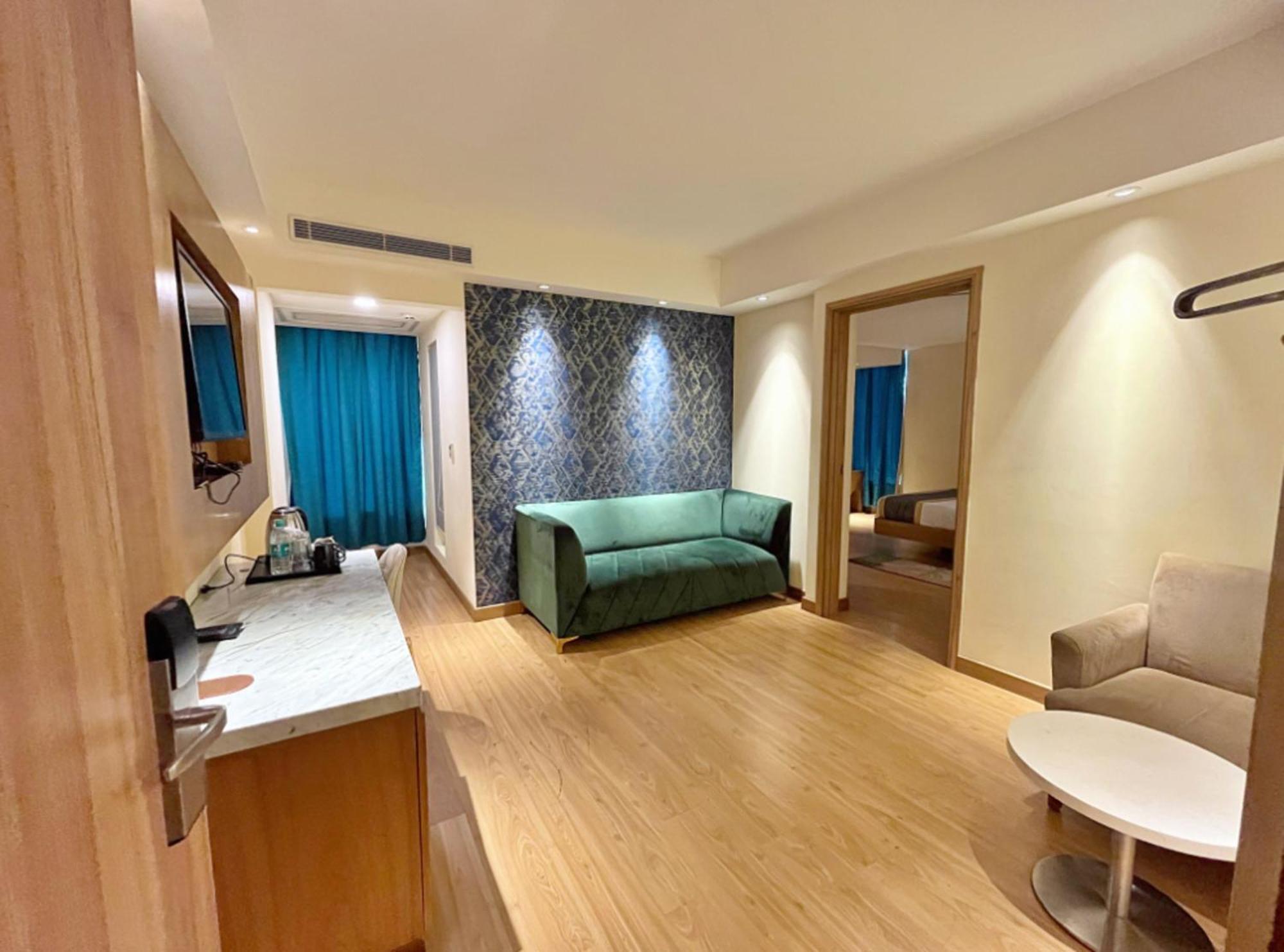 Hotel The Orion Plaza - Nehru Place 4*