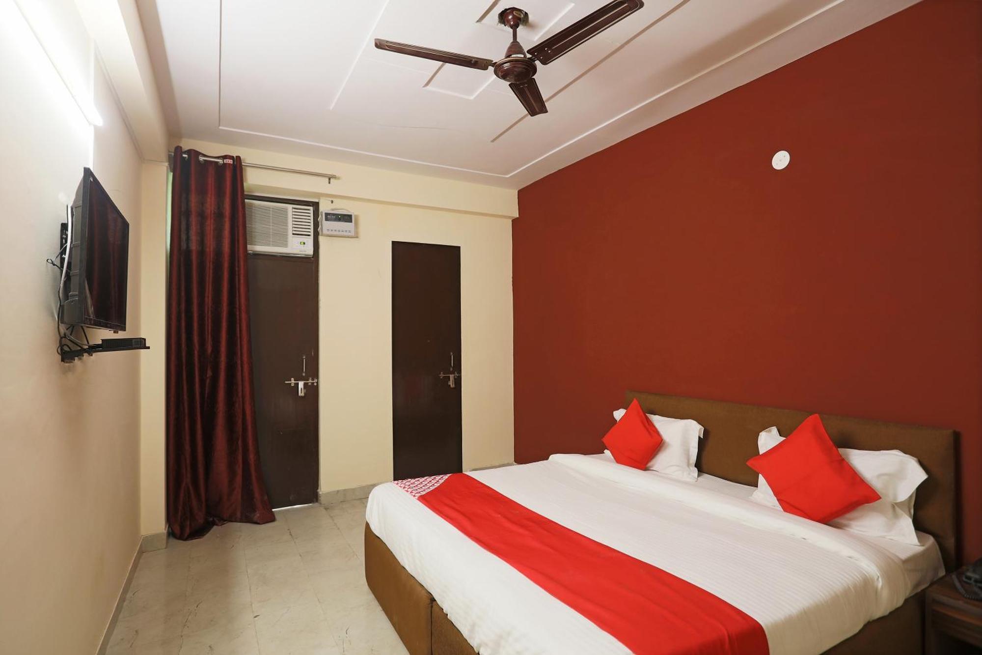 O Triple Crown Hotel New Delhi