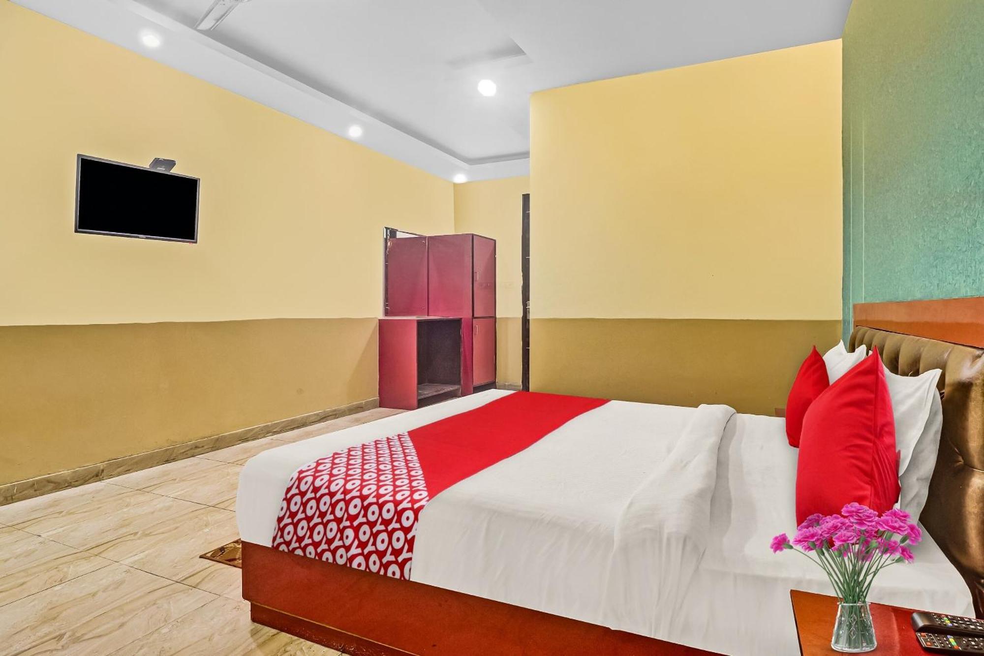 Hotel O Near Ambience Mall New Delhi
