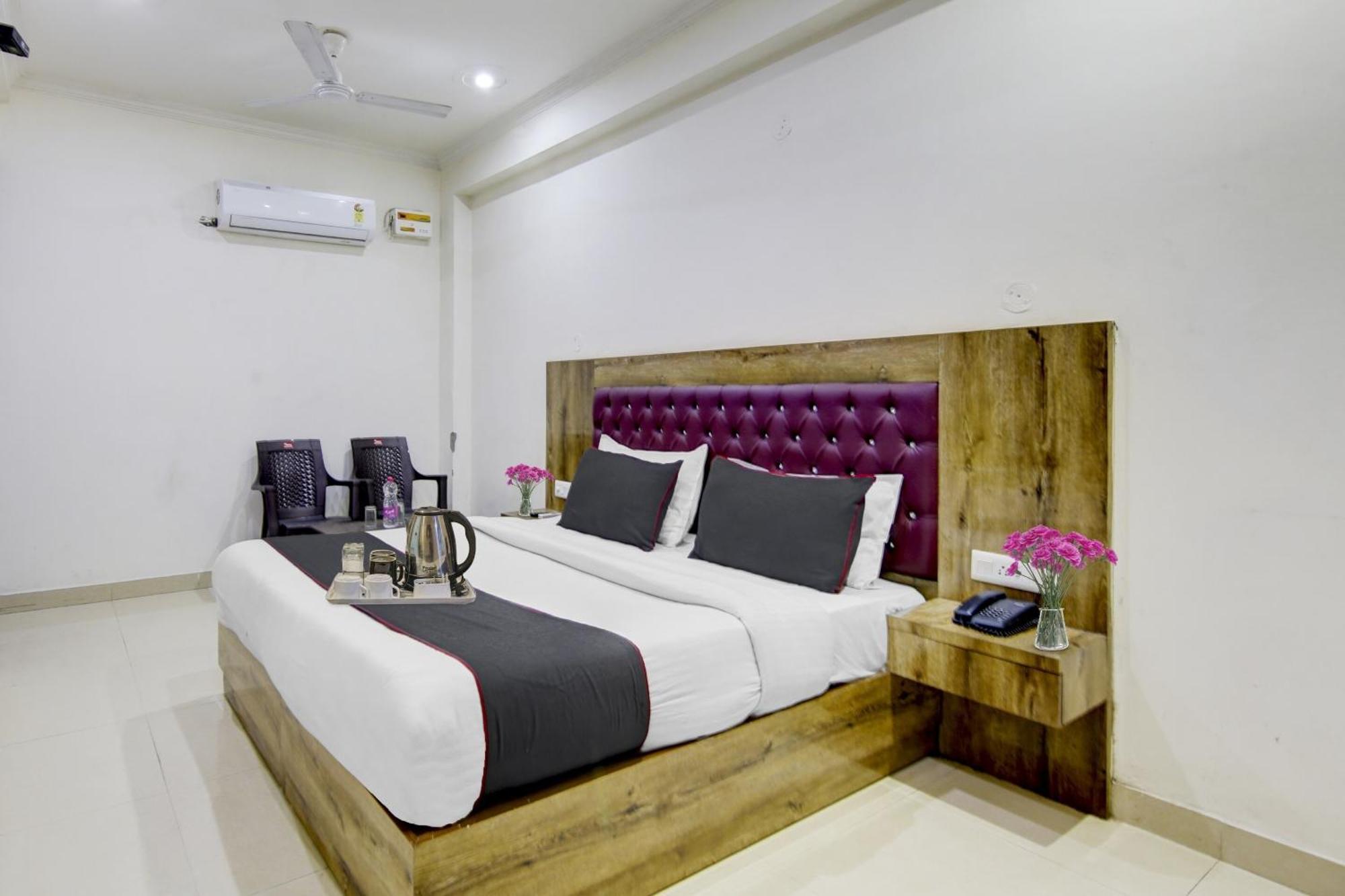 Collection O Golden Blue Near Dwarka Sector 21 Metro Station 3*