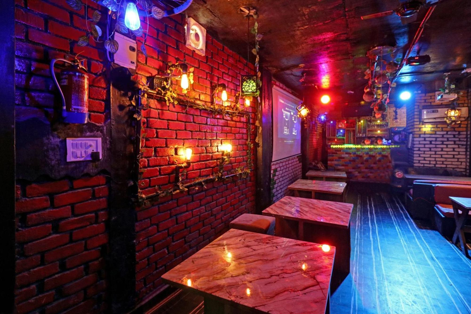 Hotel Town House Near M2k Cinema Pitampura Nova Deli