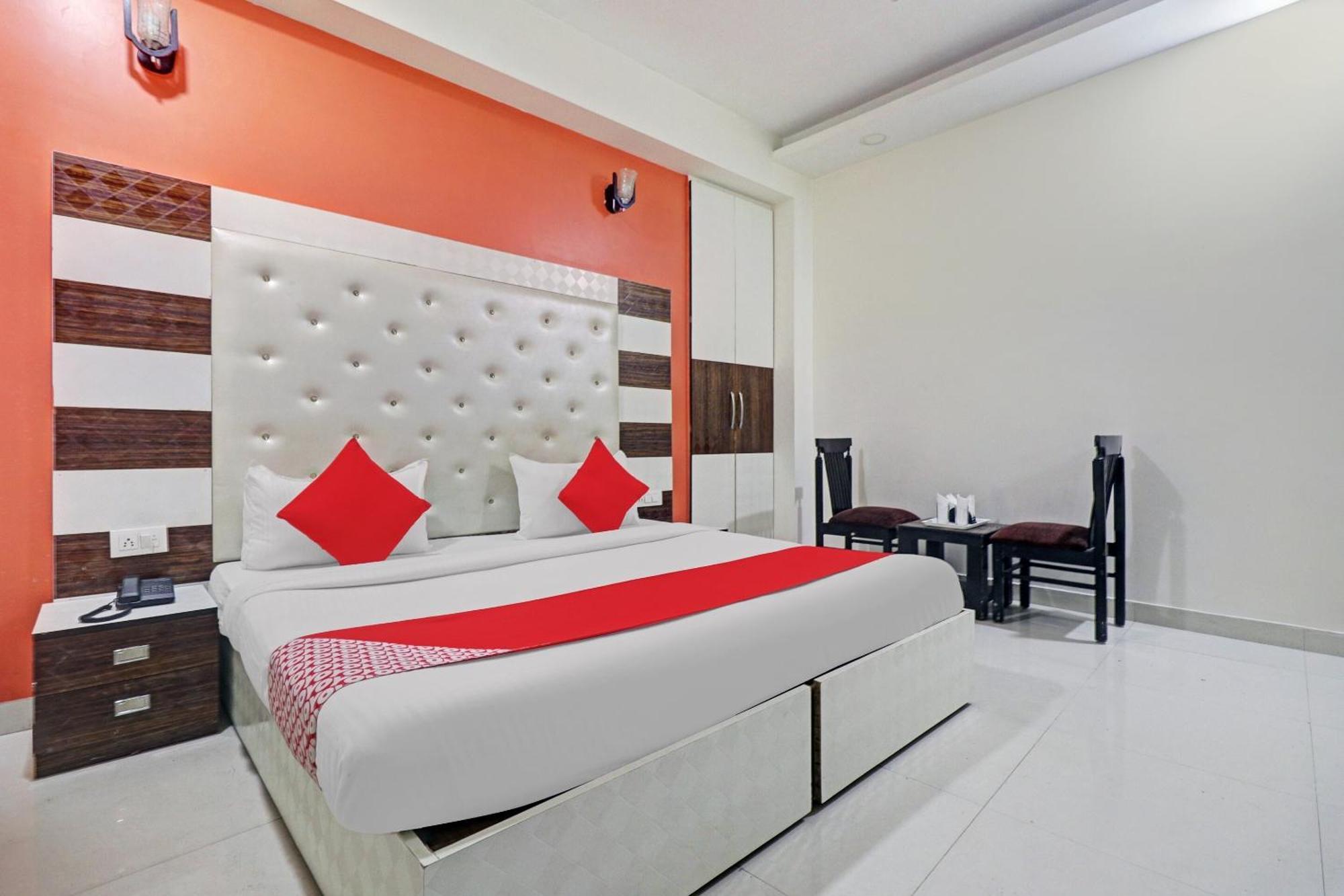 Oyo 12675 Star Hotel New Delhi