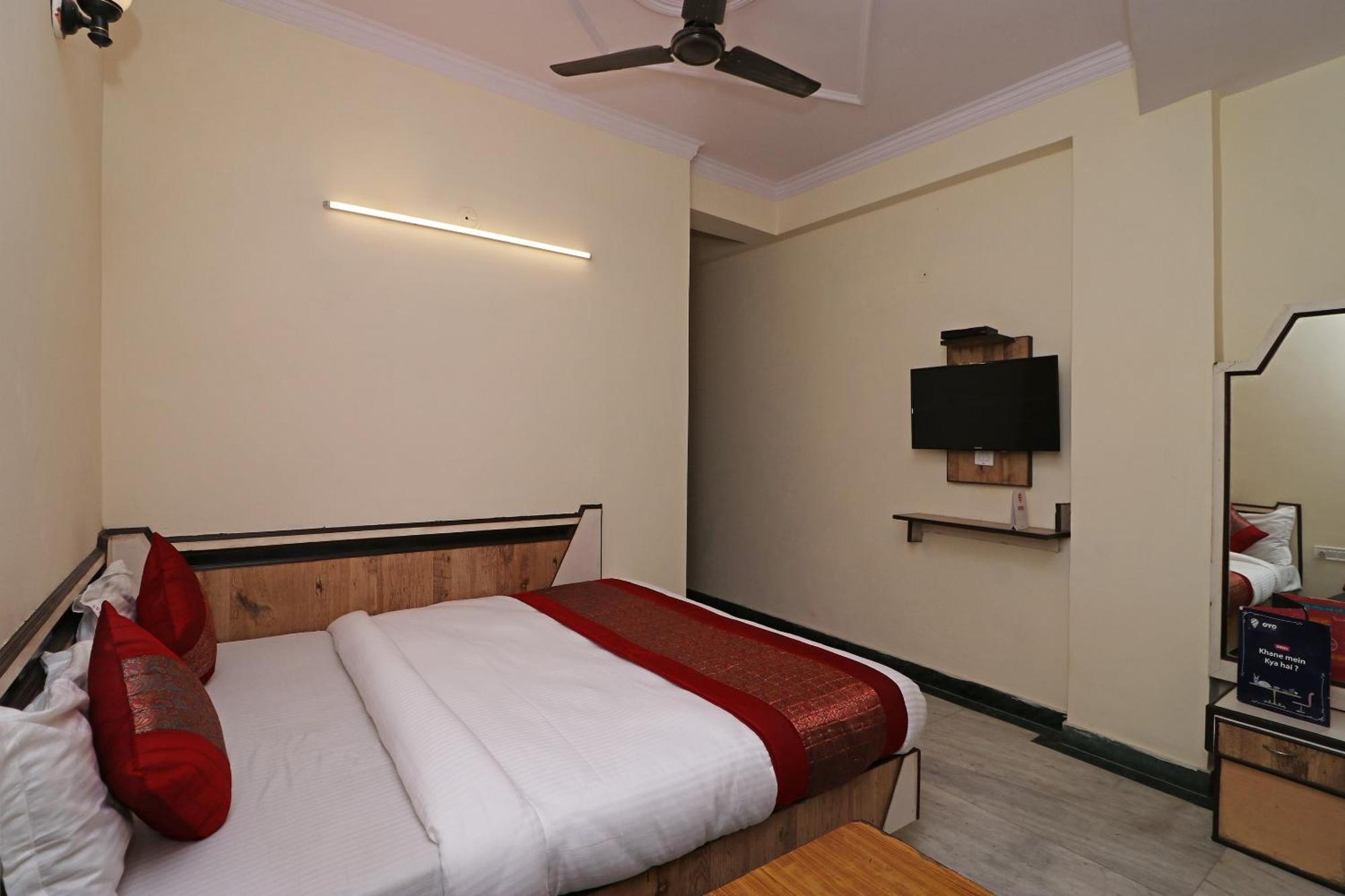 Oyo Silver Shine Near Gurudwara Shri Bangla Sahib Hotel