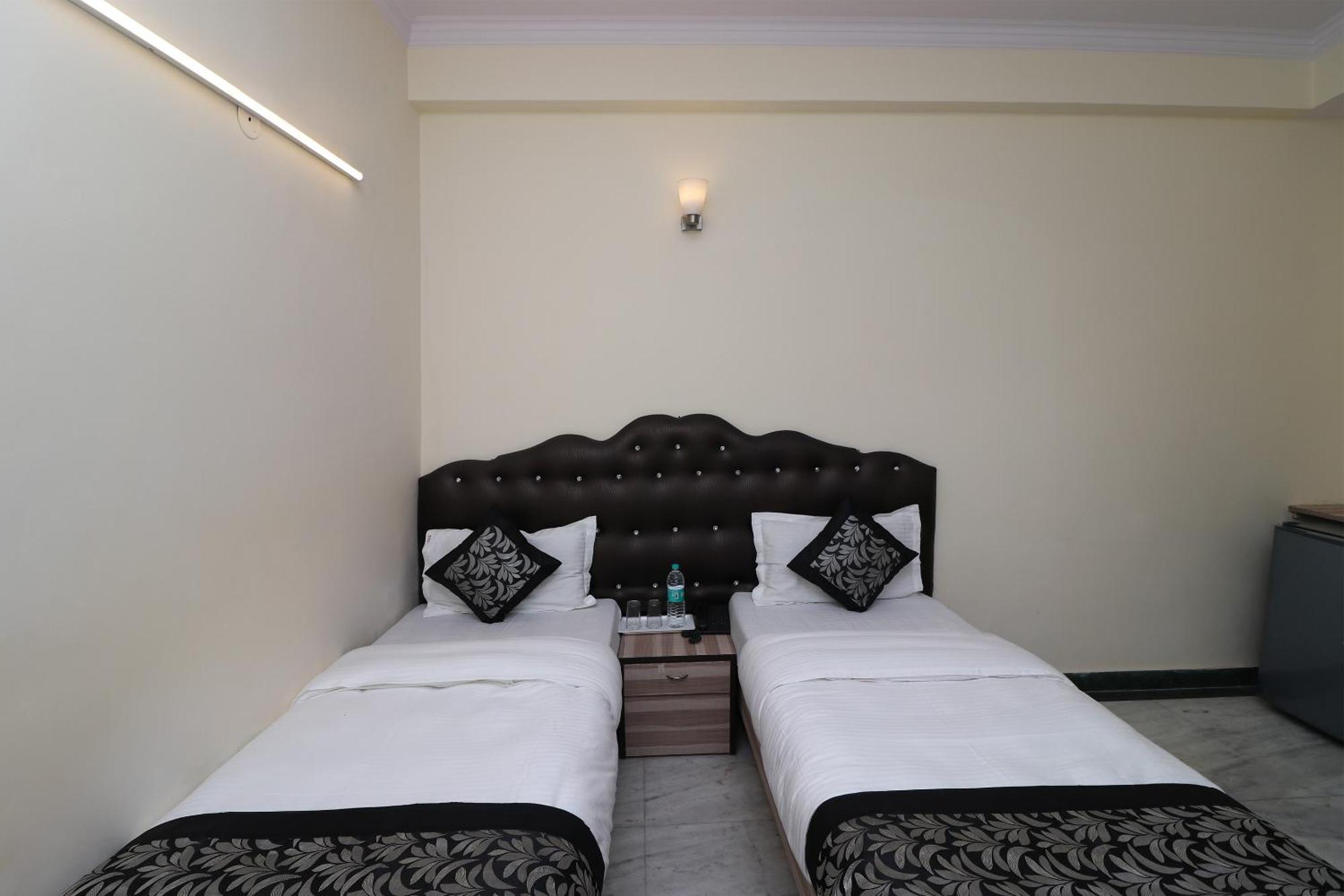 Oyo Silver Shine Near Gurudwara Shri Bangla Sahib Hotel New Delhi