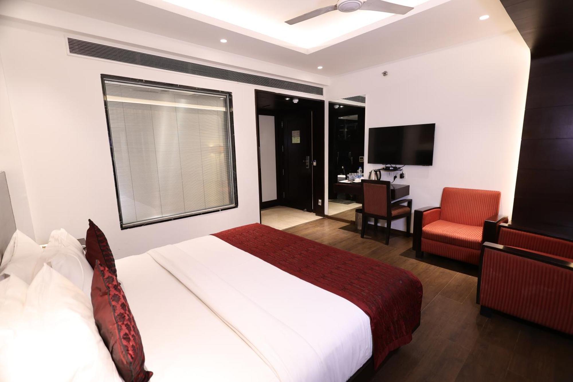 Hotel Godwin Deluxe -Free Airport Pickup -Traveller'S Choice Award Winner 2025 4*