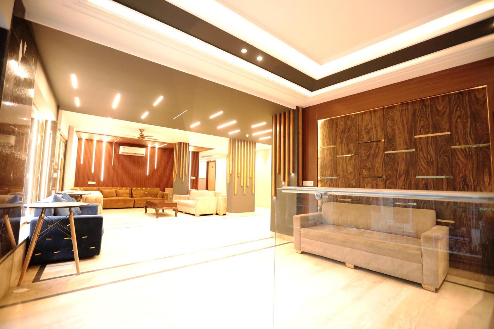Del By F9 - Near Igi Airport