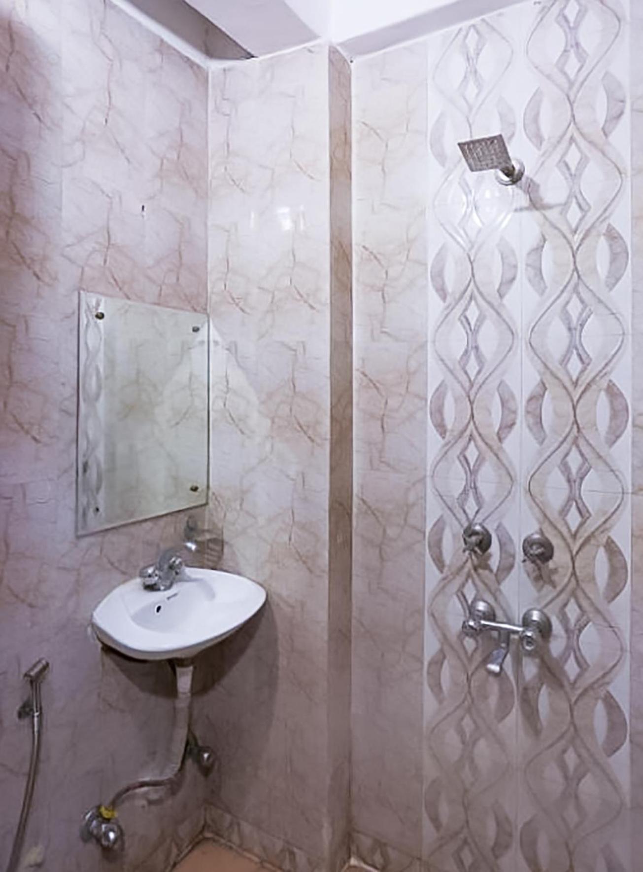 Bliss - Near Lajpat Nagar Metro 3* New Delhi